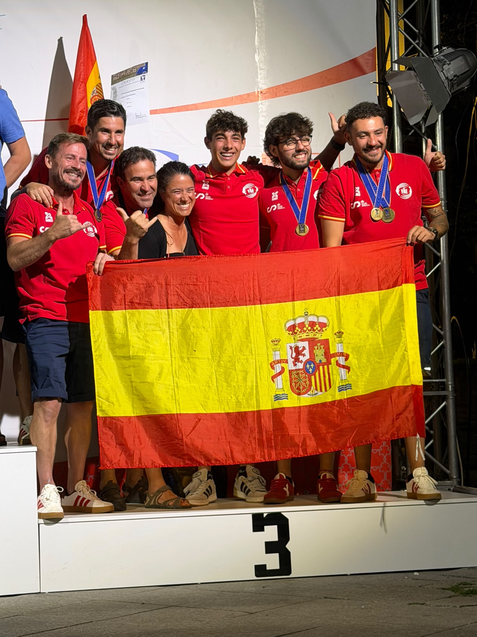 El t&eacute;cnico navarro Iv&aacute;n Col&aacute;s, al frente de la Selecci&oacute;n Espa&ntilde;ola de Parapente, logra la medalla de bronce por equipos en el XVIII Campeonato de Europa